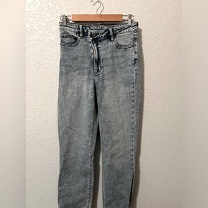 hidden. size 27. light wash jeans